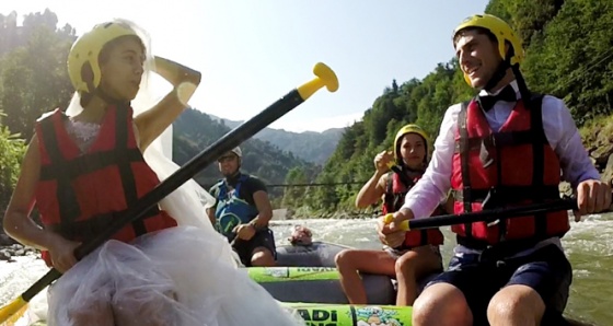 Raftingciler rafting botunda nikah kıydılar