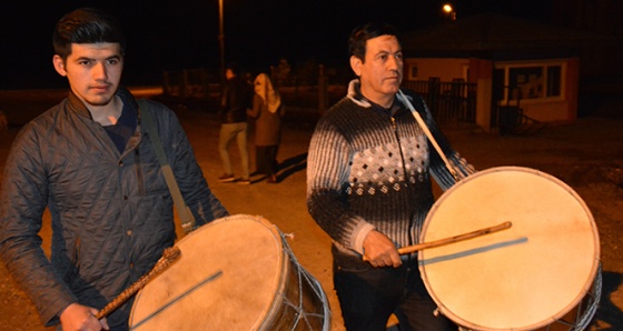 Ramazanda baba ile oğulun sahurda davul mesaisi