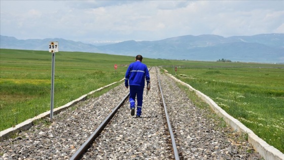 Rayların güvenliği için kilometrelerce yol yürüyorlar