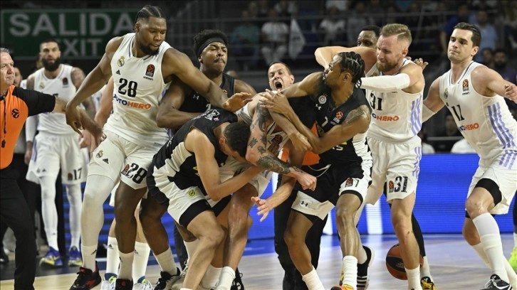 Real Madrid-Partizan maçında çıkan olaylar nedeniyle hakemler maçı erken bitirdi