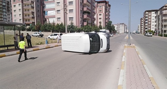 Refüje çarpan minibüs takla attı