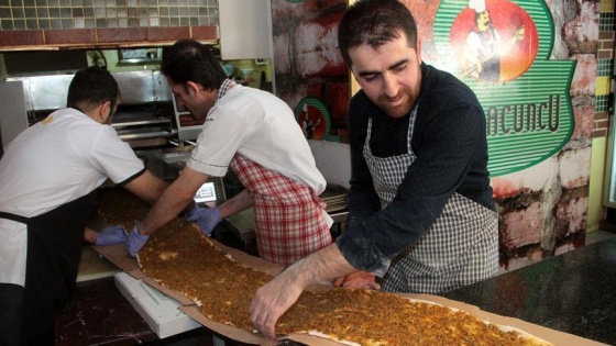 Rekor peşindeki usta 34 metrelik lahmacun üretti