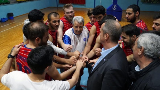 Rektör, öğrencileriyle basketbol takımında mücadele veriyor