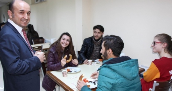 Rektörden finallere hazırlanan öğrencilere çay-simit ikramı