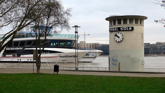 Ren Nehri'nin yüksekliği kritik düzeyi aştı