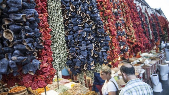 Rengarenk 'Antep kurutmalıkları' tezgahları süslüyor