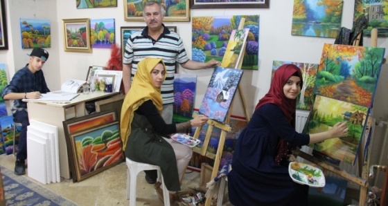 Ressam Hasan Kara'dan, Iraklı 3 mülteciye ücretsiz resim kursu