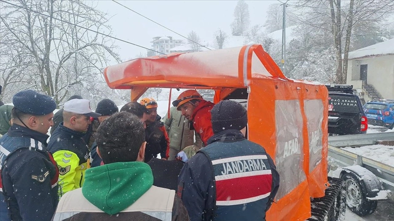 Rize'de AFAD ekipleri yolu kardan kapanan köyde rahatsızlanan hasta için seferber oldu