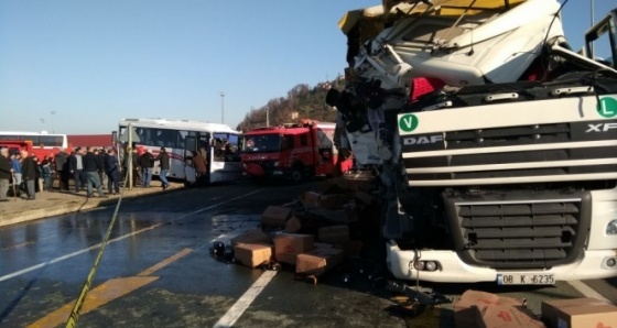 Rize'de çay yüklü TIR yolcu midibüsü ile çarpıştı: 5 yaralı