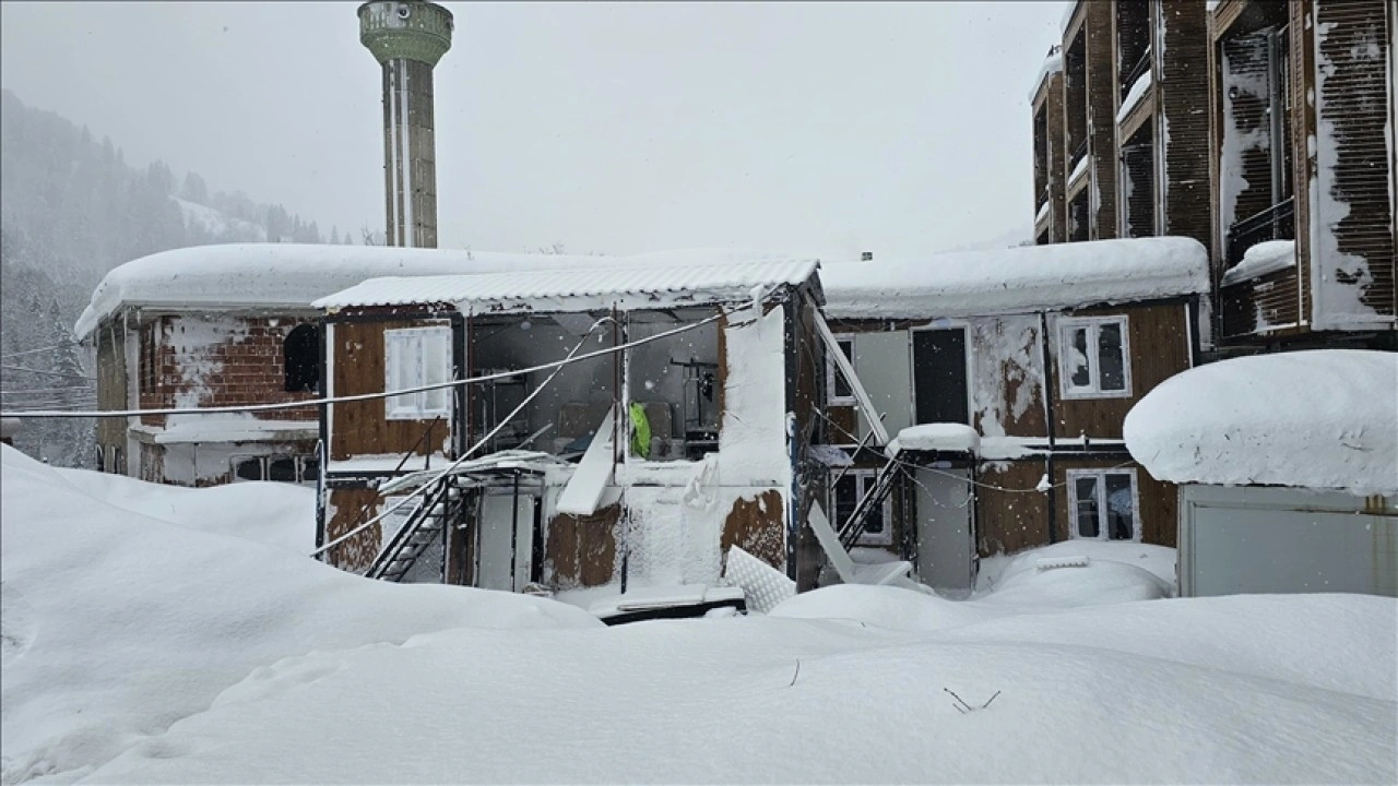 Rize'de çığ düşmesi sonucu bir restoran ve iki konteynerde hasar oluştu