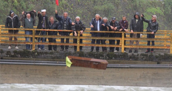 Rize'de ilginç protesto: Tabutu böyle fırlattılar