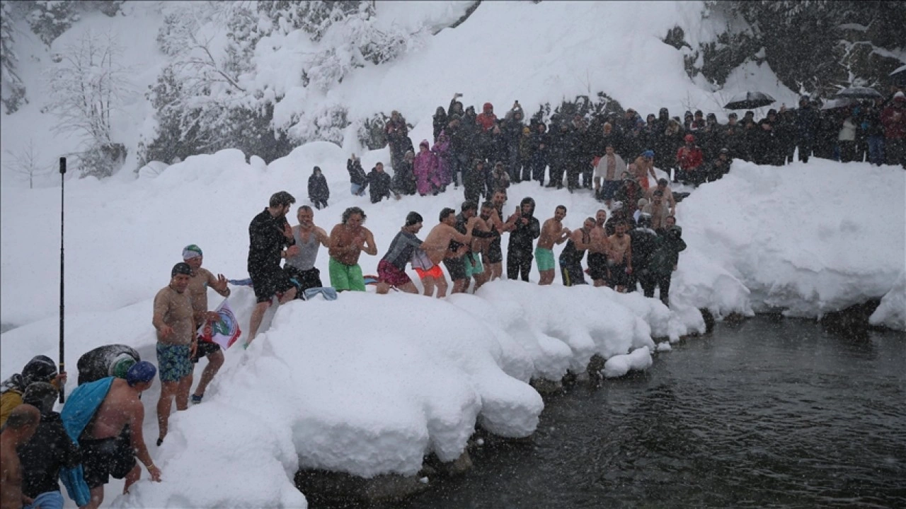 Rize'de kar yağışı altında '9. Kış Yüzme Şenliği' yapıldı