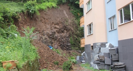 Rize'de şiddetli yağış hayatı olumsuz etkiledi