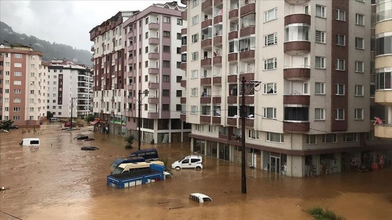 Rize'de şiddetli yağış nedeniyle dere taştı