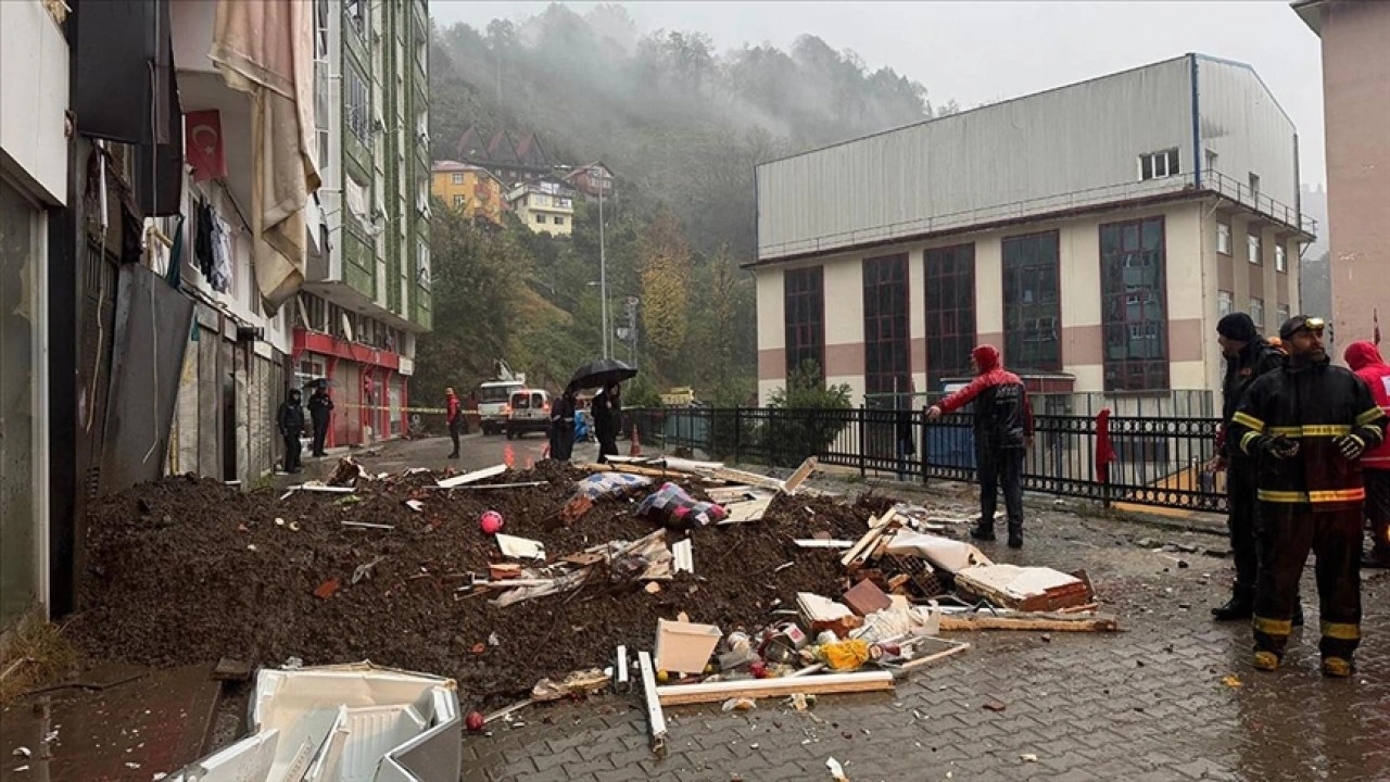 Rize'de toprak kayması sonucu 1 kişi öldü, 4 kişi yaralandı