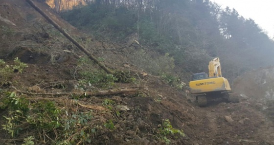 Rize'de toprak kayması yol kapattı