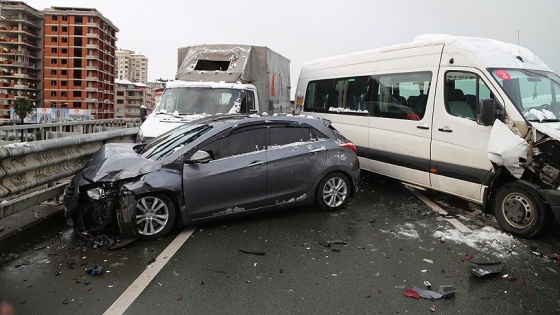 Rize'de zincirleme trafik kazası: 10 yaralı