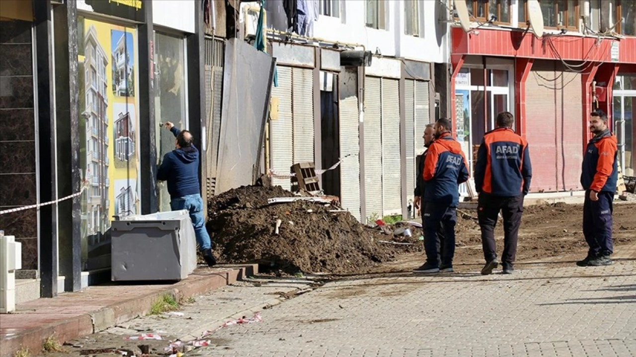 Rize'deki heyelandan etkilenen bina sakinleri yaşadıklarını anlattı