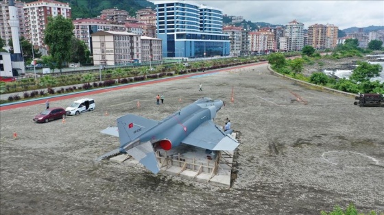 Rize sahiline eski savaş uçağı konuldu