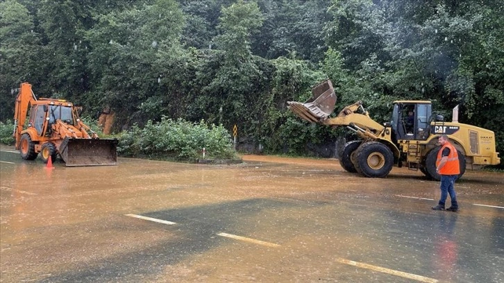 Rize'de etkili olan sağanak ulaşımı kısmen aksattı