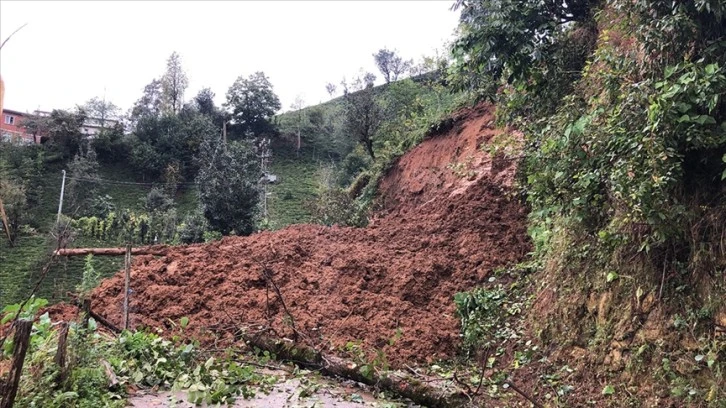 Rize'de yağış ve toprak kayması nedeniyle köy yolları kapandı