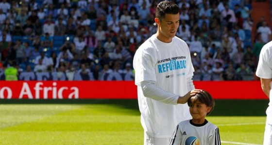 Ronaldo sahaya Suriyeli mülteciyle çıktı