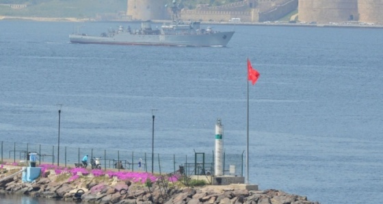 Rus Donanmasına ait arızalı gemi Çanakkale Boğazı’ndan geçti