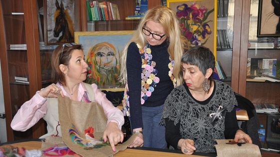 Rus gelinden Karadenizli kadınlara keçe kursu