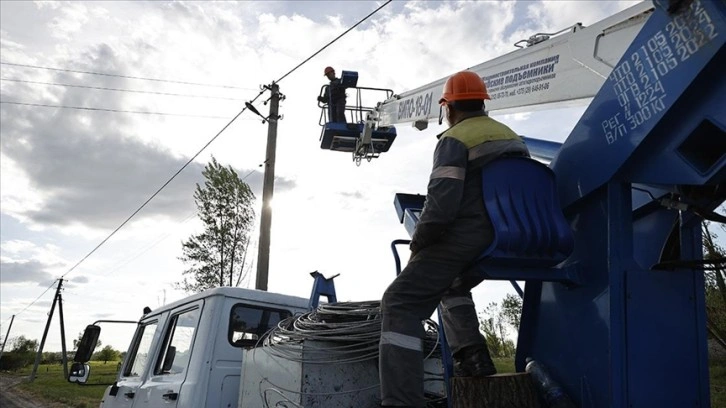 Rus saldırılarına hedef olan Ukrayna'nın yerleşim birimlerinde elektrik tesisatçıları görevde