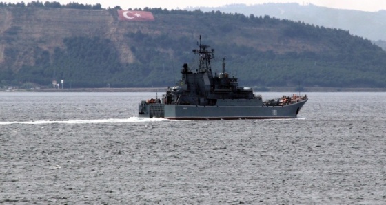 Rus savaş gemisi Boğaz'dan 'Nöbet'le geçti