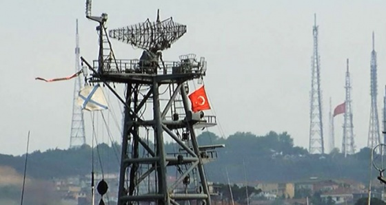 Rus savaş gemisi 'Türk bayrağı' dalgalandırarak geçti