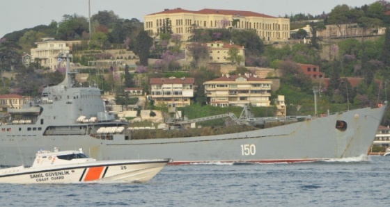 Rus savaş gemisi yine Boğaz'dan geçti! Güvertesinde kamufle edilmiş...