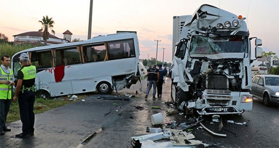 Rus turistleri taşıyan midibüse tır çarptı: 11'i turist 13 yaralı