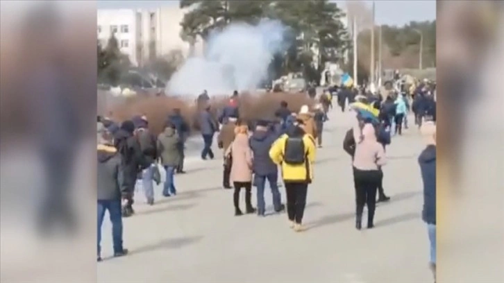 Ruslar Ukrayna'nın Slavutiç kenti belediye başkanını kaçırdı, sivillere ateş açtı