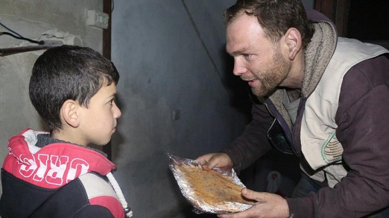 Sadakataşı'ndan Doğu Guta'daki ailelere sıcak yemek yardımı