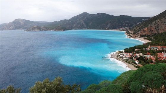 Sağanak ve kuvvetli rüzgarla Ölüdeniz&#039;in rengi turkuaza döndü