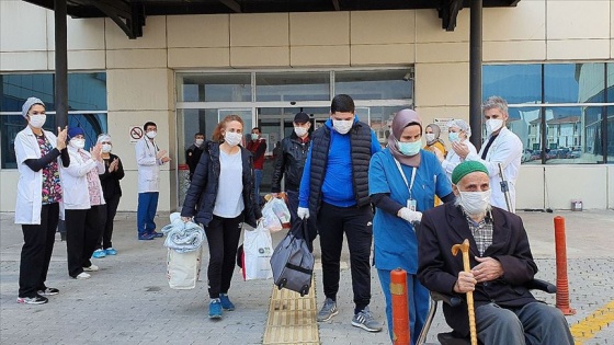 Sağlığına kavuşan 93 yaşındaki koronavirüs hastası taburcu edildi