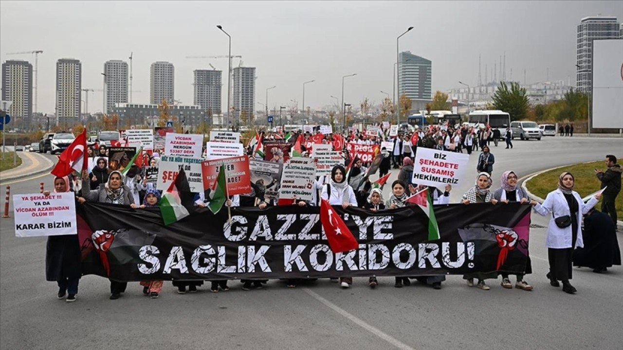 Sağlık çalışanları, Gazze'ye "tıbbi koridor" açılması talebiyle yürüdü