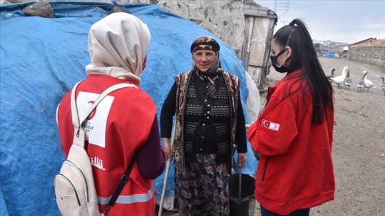 Sağlık ekipleri Kars'ta aşılama için kapı kapı dolaşıyor