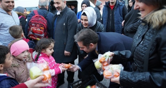 Sağlıklı nesiller için okul önünde meyve ikramı