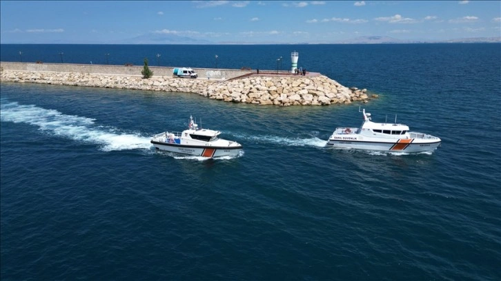 Sahil Güvenlik Komutanlığı ekipleri, Van Gölü'nde boğulmalara karşı teyakkuzda