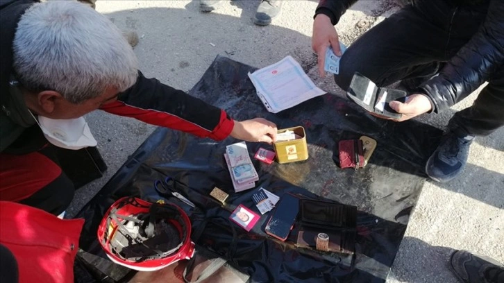 ŞAHKUT ekibi, Hatay'da enkazda buldukları 46 bin lirayı polise teslim etti