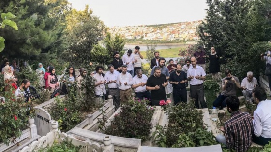 Şair Erdem Bayazıt kabri başında anıldı