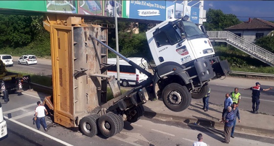 Sakarya'da damperi açılan kamyon üst geçitte asılı kaldı