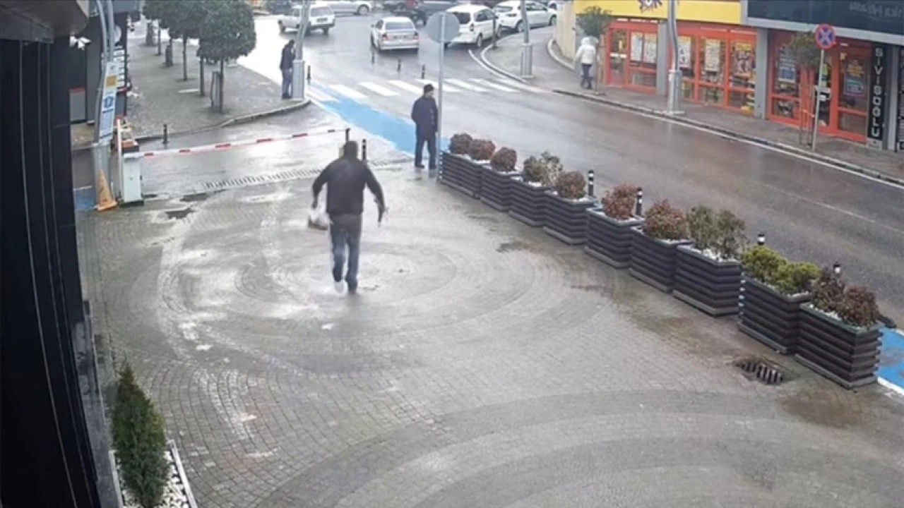 Sakarya'da kendini engelli gibi göstererek dilenen kişi zabıtadan koşarak kaçtı