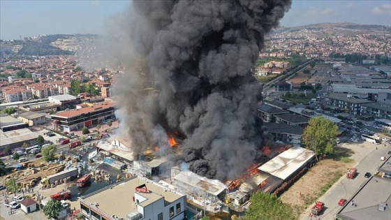 Sakarya'da marketin deposunda çıkan yangına müdahale ediliyor