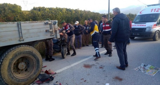 Sakarya’da motosiklet park halindeki traktör römorkuna çarptı: 1 ölü, 1 yaralı