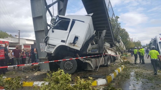 Sakarya'da tır otobüs durağına çarptı: 2 ölü, 3 yaralı