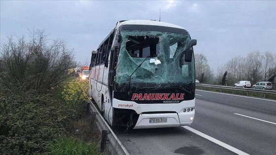 Sakarya'da yolcu otobüsü devrildi: 30 yaralı