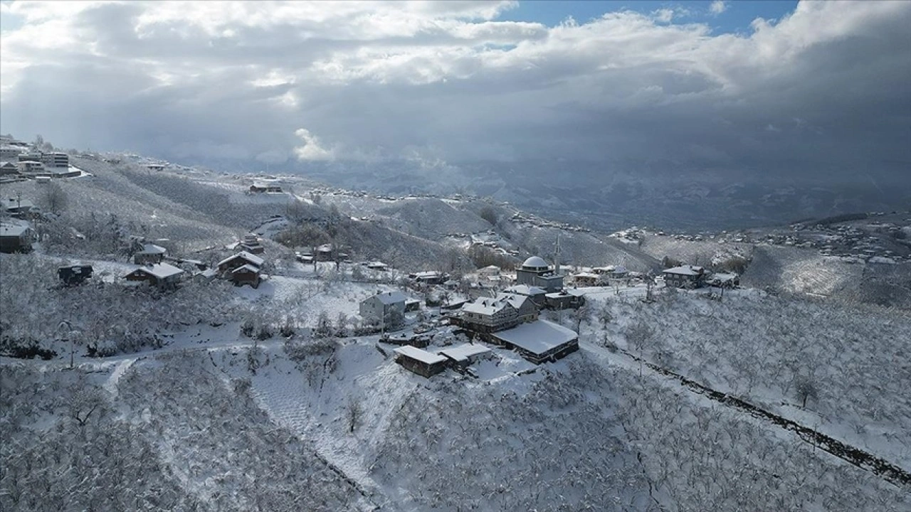 Sakarya'daki Keremali Dağı beyaz örtüyle kaplandı